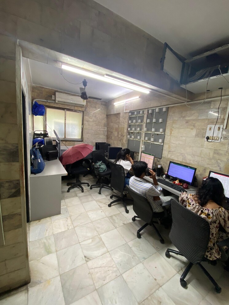  Parking, ratnamani-apartment Commercial Office Space 700 Sq.Ft. In Naupada Thane 8983399