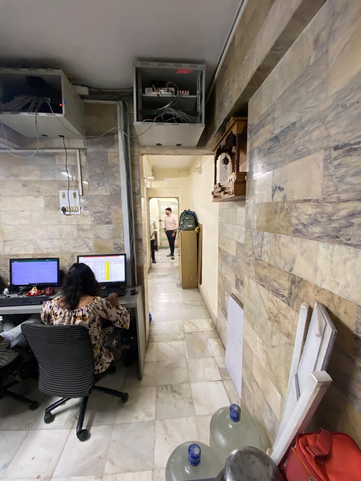  Parking, ratnamani-apartment Commercial Office Space 700 Sq.Ft. In Naupada Thane 8983399