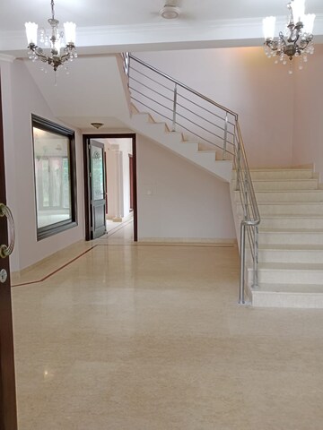 Room in 5 BHK Villa at Palm Residency Chhatarpur, Chattarpur – for Rent
