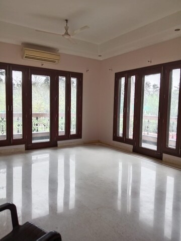 Room in 5 BHK Villa at Palm Residency Chhatarpur, Chattarpur – for Rent