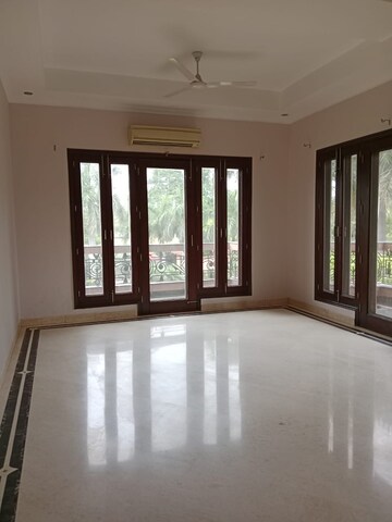 Room in 5 BHK Villa at Palm Residency Chhatarpur, Chattarpur – for Rent