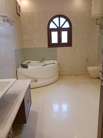 Bathroom in 5 BHK Villa at Palm Residency Chhatarpur, Chattarpur – for Rent