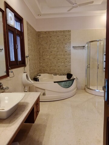 Bathroom in 5 BHK Villa at Palm Residency Chhatarpur, Chattarpur – for Rent
