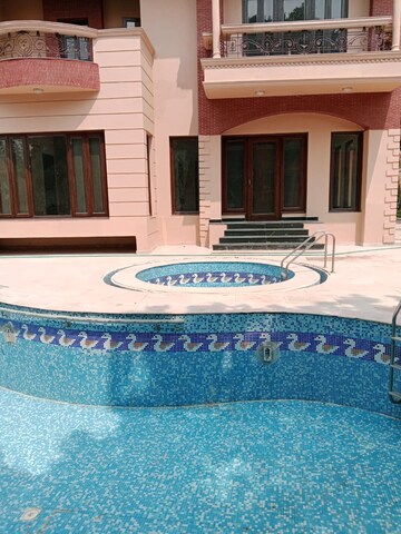 Bedroom in 5 BHK Villa at Palm Residency Chhatarpur, Chattarpur – for Rent
