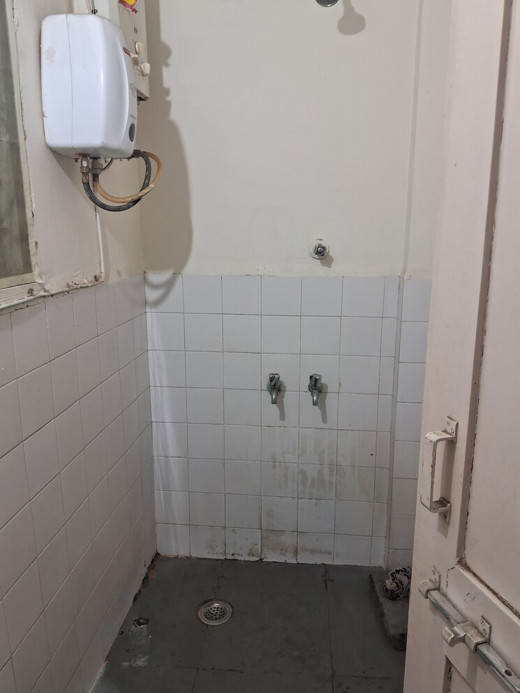 Bathroom, shriram-nagar-chs 1 Bedroom 550 Sq.Ft. Apartment In Aundh Pune 8983430