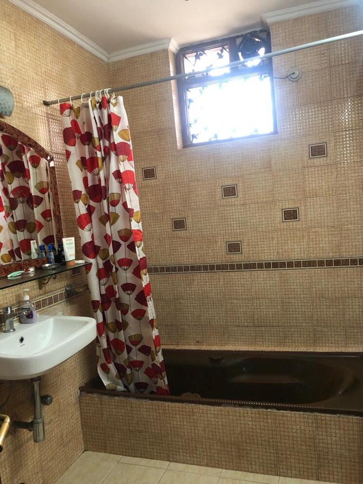 Bathroom, south city 1 3 Bedroom 2000 Sq.Ft. Builder Floor In South City 1 Gurgaon 8983432