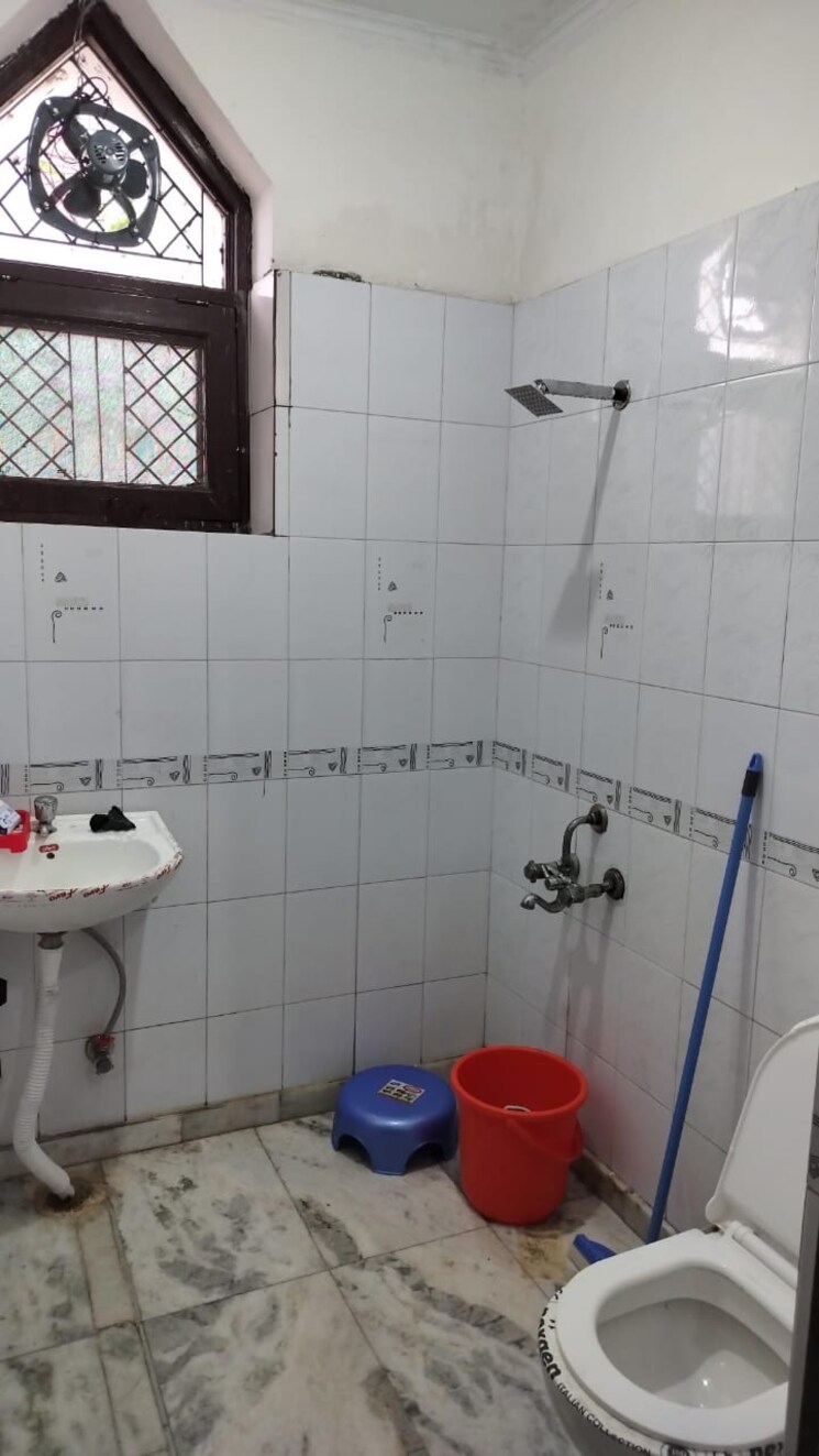 Bathroom, green fields colony 2 Bedroom 200 Sq.Ft. Builder Floor In Green Fields Colony Faridabad 8983522
