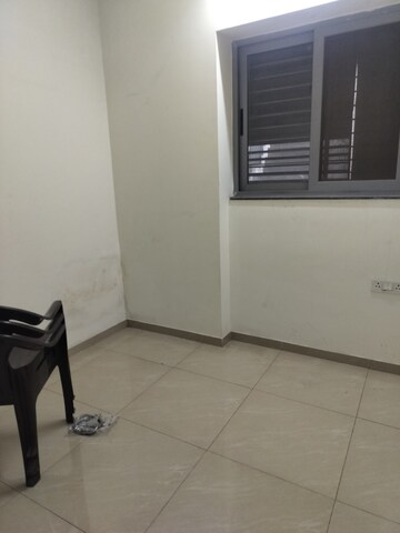 Room in 1.5 BHK Apartment at Amanora Future Towers, Hadapsar – for Rent