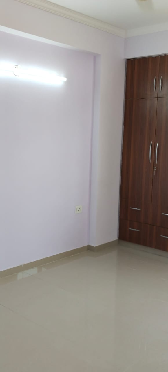 2 BHK + Servant Room Apartment For Rent in Gulmohur Garden