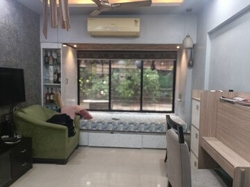 Living Room in 2.5 BHK Apartment at Meridian Apartment Andheri, Andheri West – for Sale