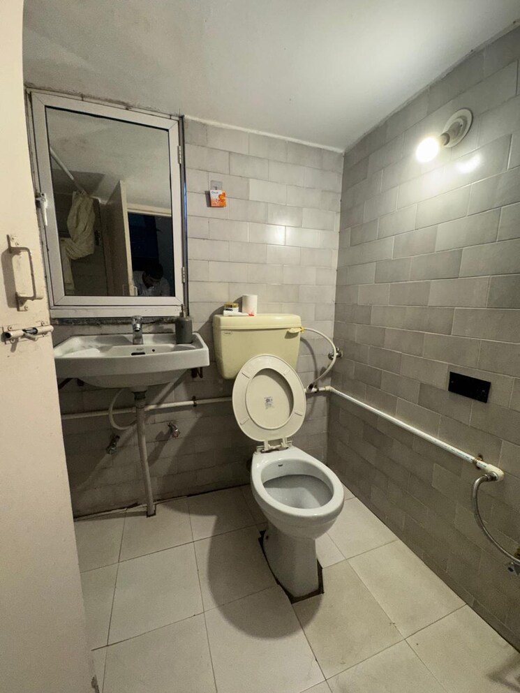 Bathroom, nilanjali-chs 3 Bedroom 1700 Sq.Ft. Apartment In Kalyani Nagar Pune 8984119