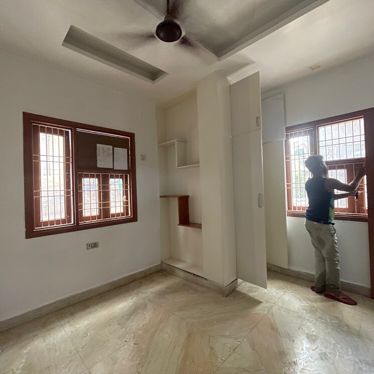 Room, rohini sector 23 3 Bedroom 800 Sq.Ft. Builder Floor In Rohini Sector 23 Delhi 8984215