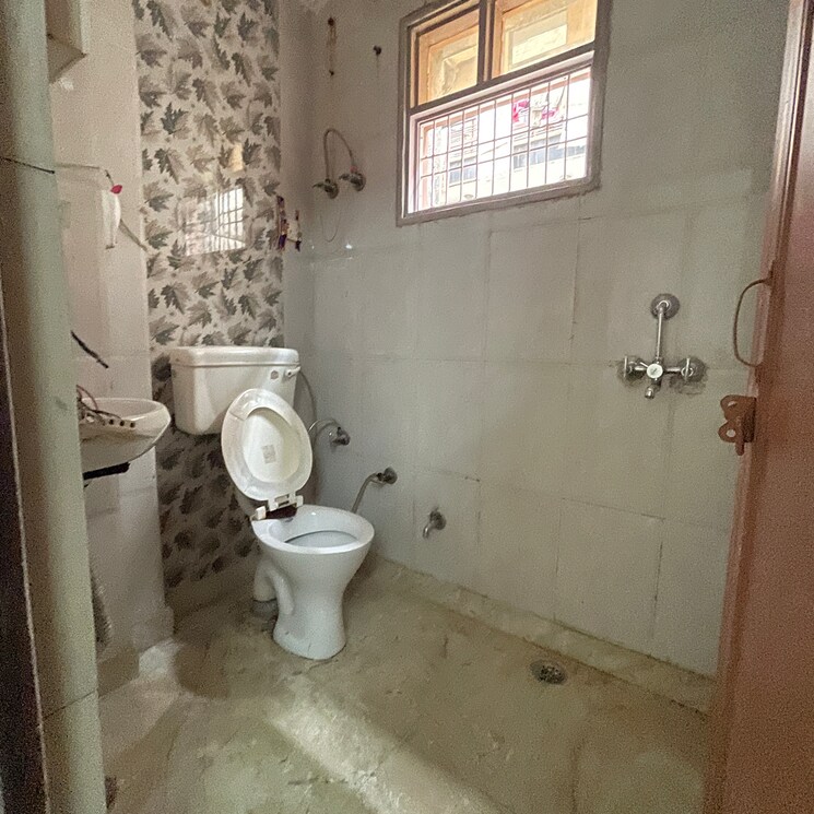 Bathroom, rohini sector 23 3 Bedroom 800 Sq.Ft. Builder Floor In Rohini Sector 23 Delhi 8984215