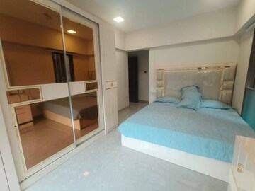 Bedroom in 4 BHK Apartment at Andheri West – for Rent