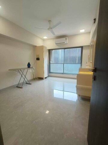 Room in 4 BHK Apartment at Andheri West – for Rent