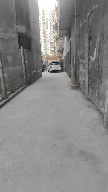 Parking in 2.5 BHK Builder Floor at Sector 122 – for Rent