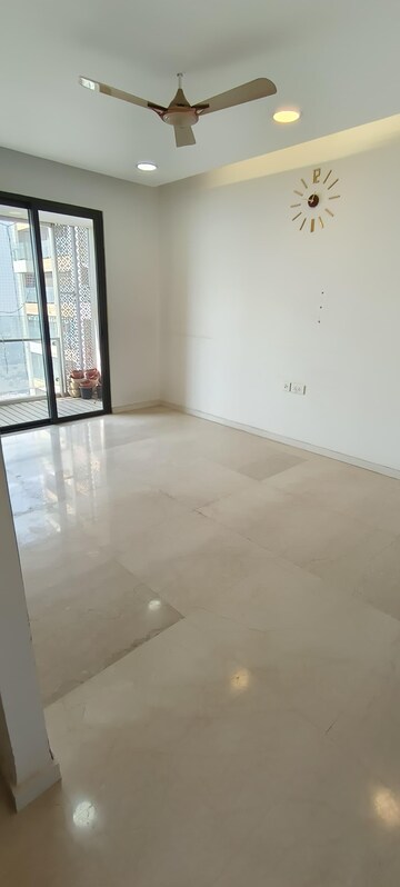 Room in 4 BHK Apartment at Lodha Primo, Parel – for Sale