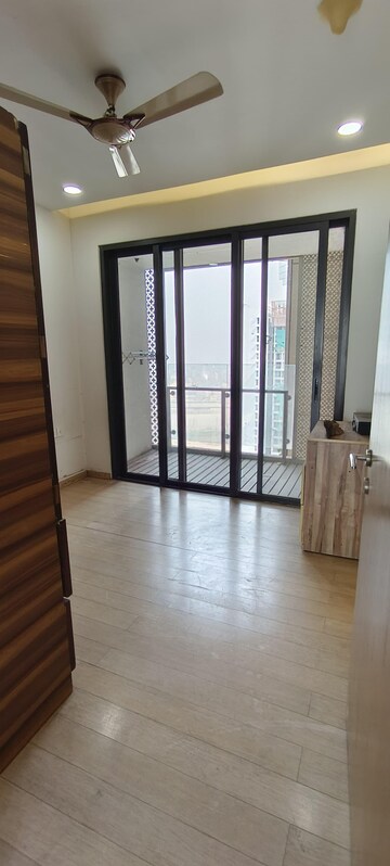 Room in 4 BHK Apartment at Lodha Primo, Parel – for Sale