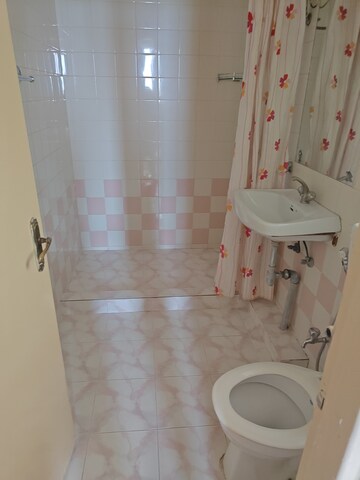Attached Bathroom in 3 BHK Apartment at DLF Ridgewood Estate, Dlf Phase iv – for Rent