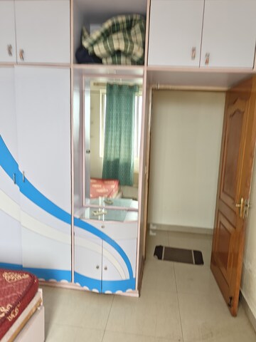 Room in 3 BHK Apartment at DLF Ridgewood Estate, Dlf Phase iv – for Rent