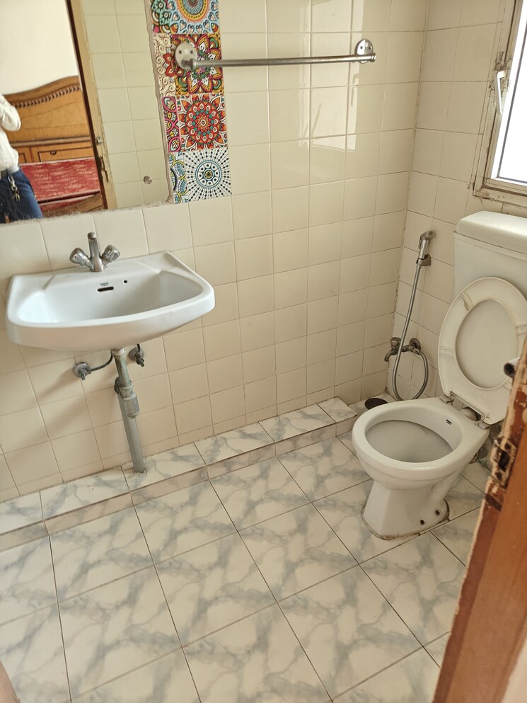 Bathroom, dlf-ridgewood-estate 3 Bedroom 1443 Sq.Ft. Apartment In Dlf Phase iv Gurgaon 8984352