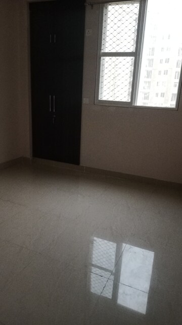 Room in 2.5 BHK Apartment at Amrapali Golf Homes, Sector 4 Greater Noida – for Rent