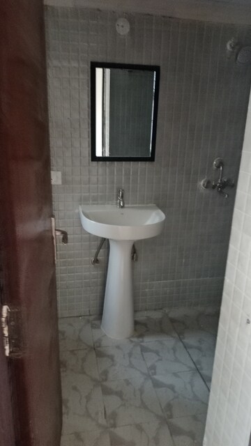 Bathroom in 2.5 BHK Apartment at Amrapali Golf Homes, Sector 4 Greater Noida – for Rent