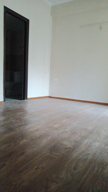 Room in 2.5 BHK Apartment at Amrapali Golf Homes, Sector 4 Greater Noida – for Rent