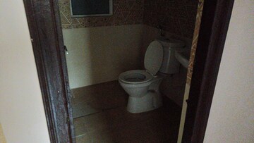 Bathroom in 2.5 BHK Apartment at Amrapali Golf Homes, Sector 4 Greater Noida – for Rent