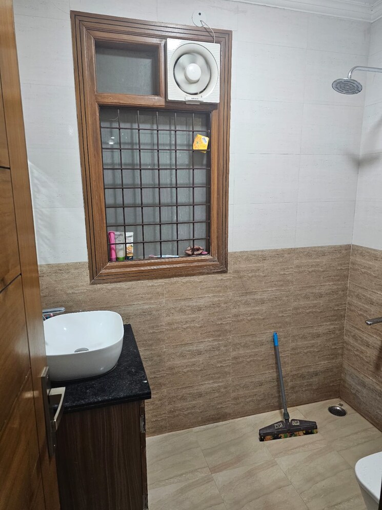 Bathroom, vasant kunj enclave 3 Bedroom 150 Sq.Yd. Builder Floor In Vasant Kunj Enclave Delhi 8984625