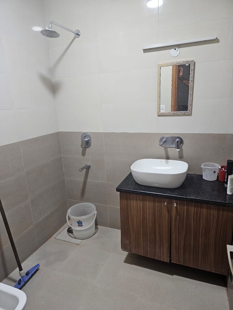 Bathroom, vasant kunj enclave 3 Bedroom 150 Sq.Yd. Builder Floor In Vasant Kunj Enclave Delhi 8984625