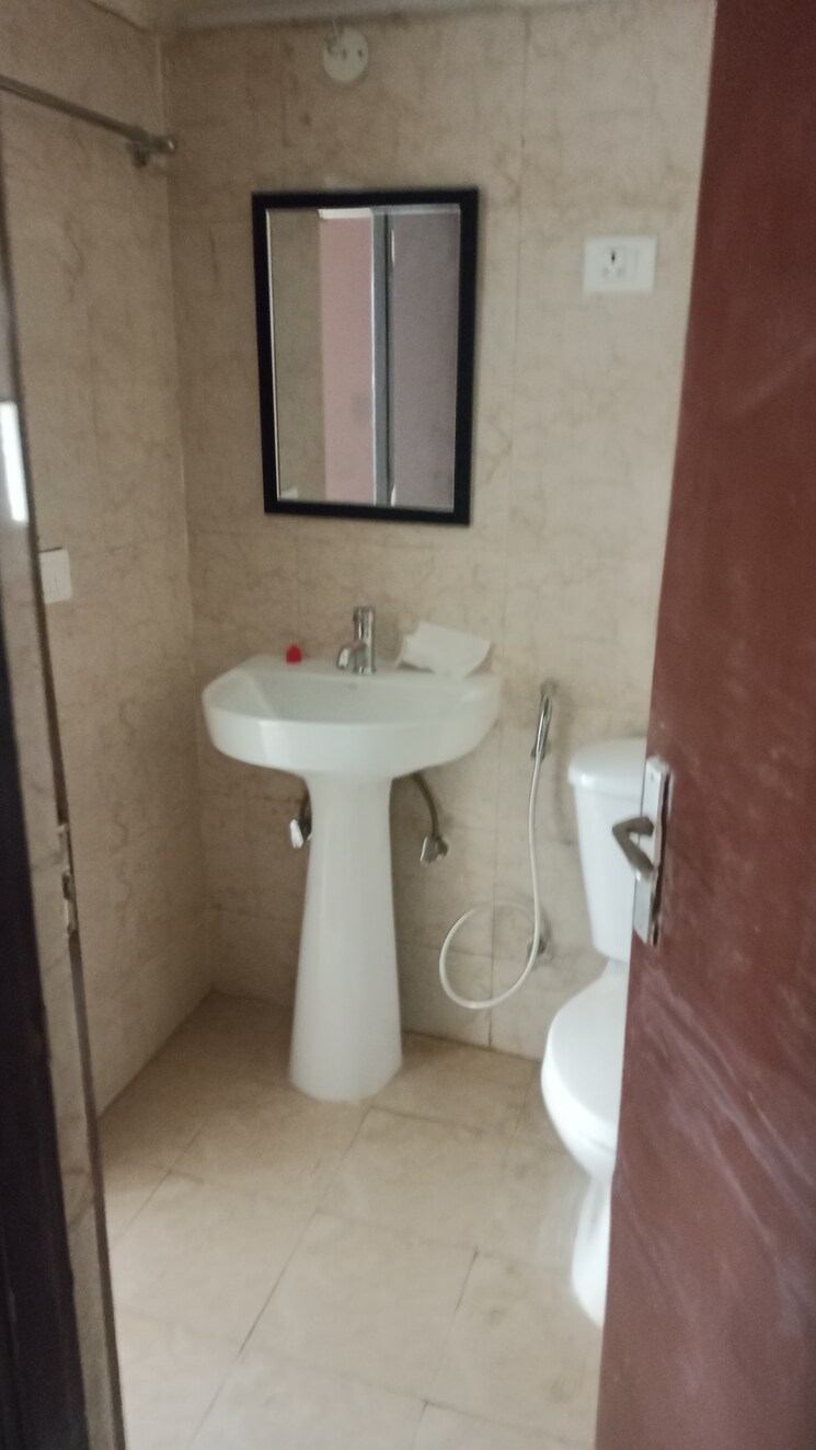 Bathroom, amrapali-centurian-park-phase-ii 2.5 Bedroom 990 Sq.Ft. Apartment In Tech Zone 4 Greater Noida Greater Noida 8984662