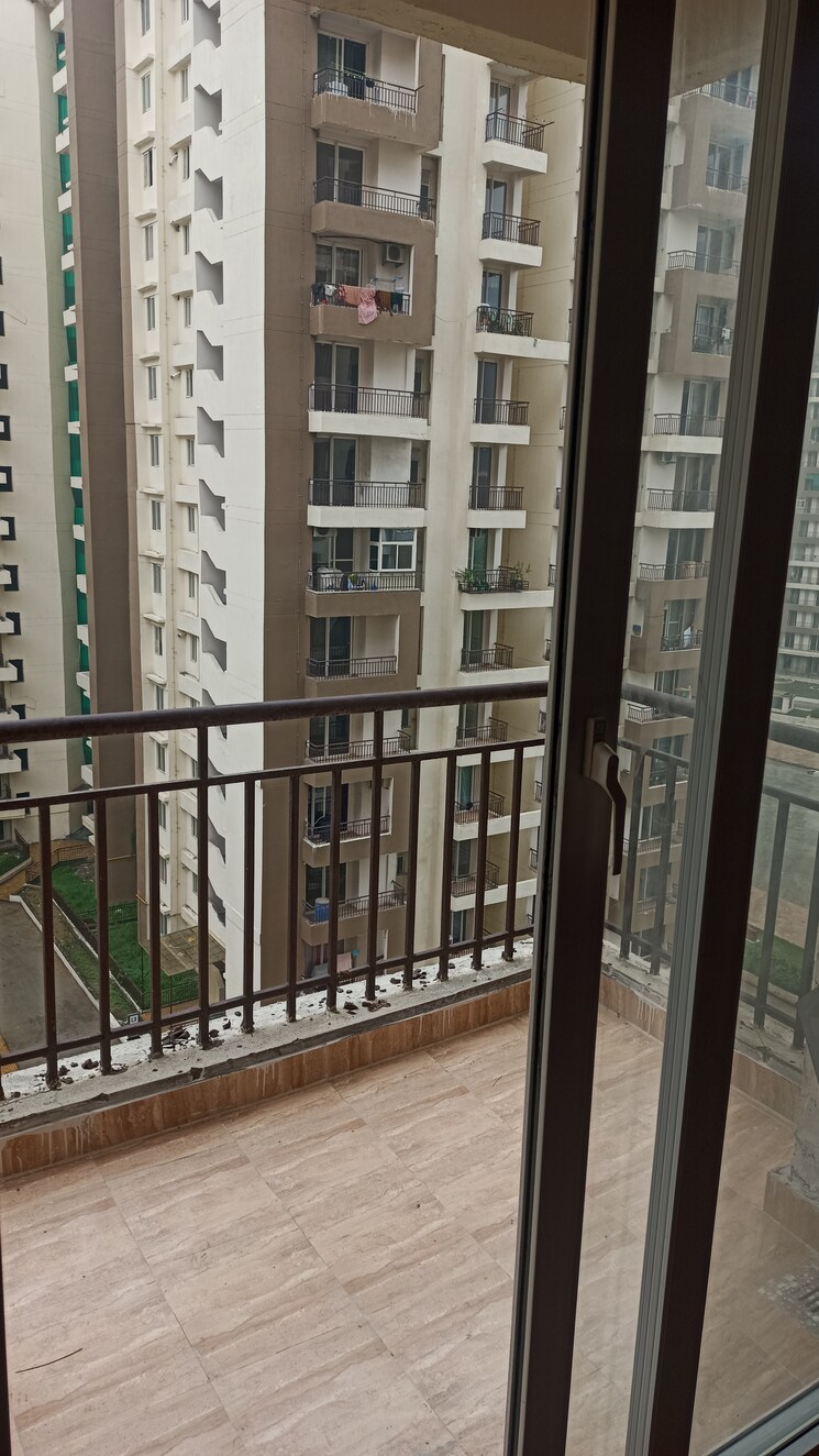 Balcony, amrapali-centurian-park-phase-ii 2.5 Bedroom 990 Sq.Ft. Apartment In Tech Zone 4 Greater Noida Greater Noida 8984662