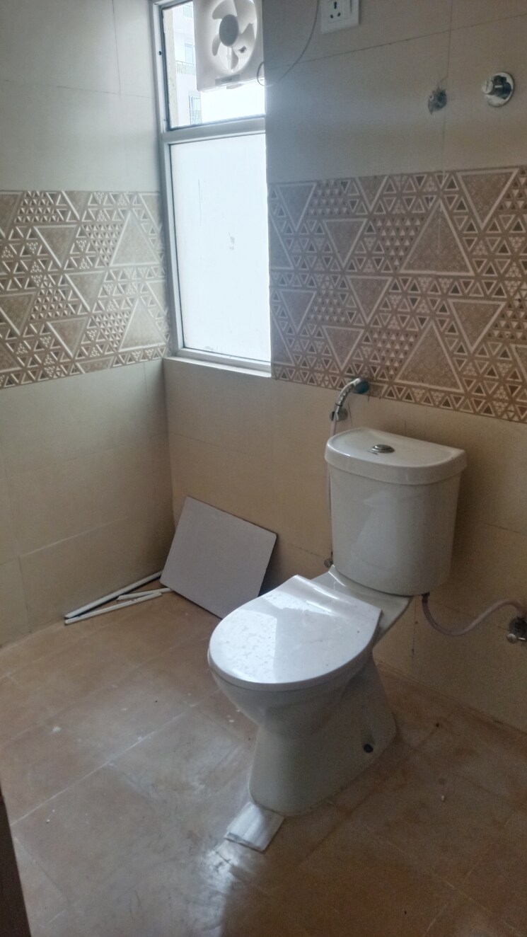 Bathroom, amrapali-centurian-park-phase-ii 2.5 Bedroom 990 Sq.Ft. Apartment In Tech Zone 4 Greater Noida Greater Noida 8984662