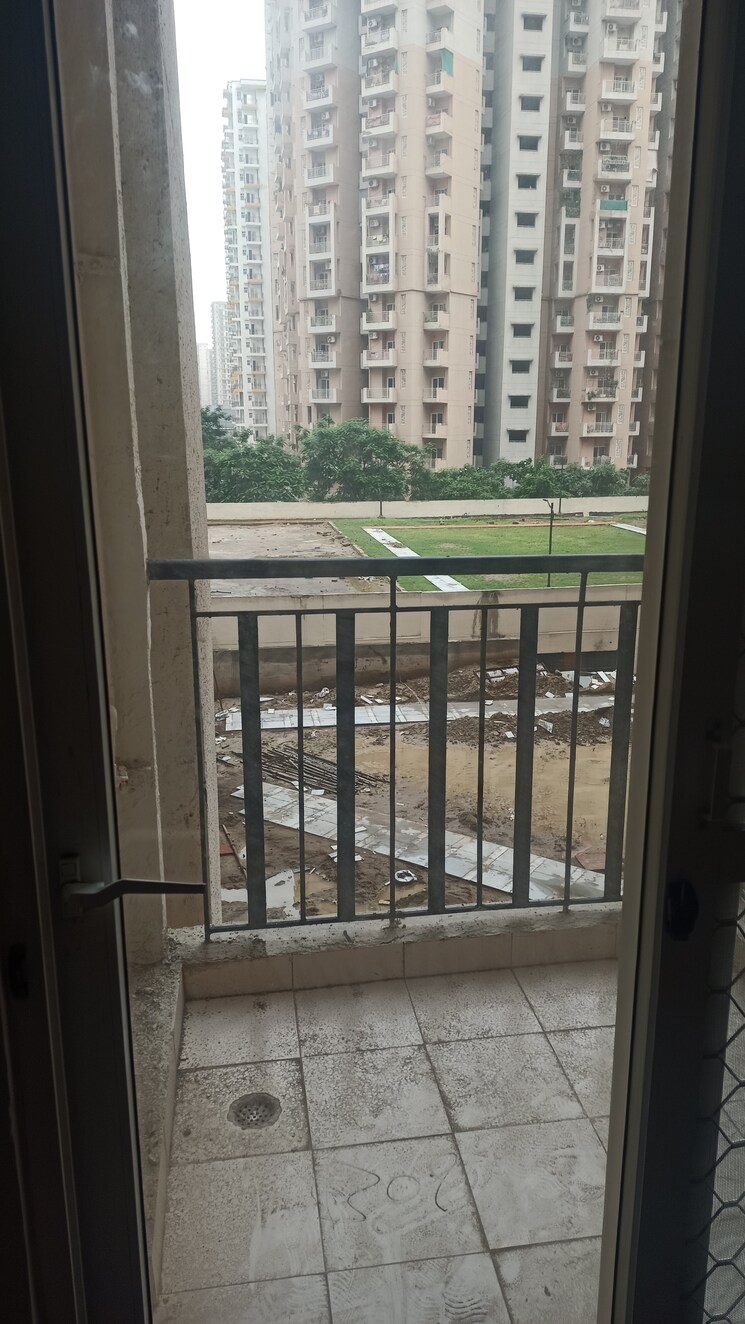 Balcony, amrapali-centurian-park-phase-ii 2.5 Bedroom 990 Sq.Ft. Apartment In Tech Zone 4 Greater Noida Greater Noida 8984662