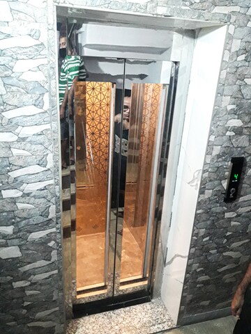 Lift in 3 BHK Apartment at Rohini Sector 9 – for Sale