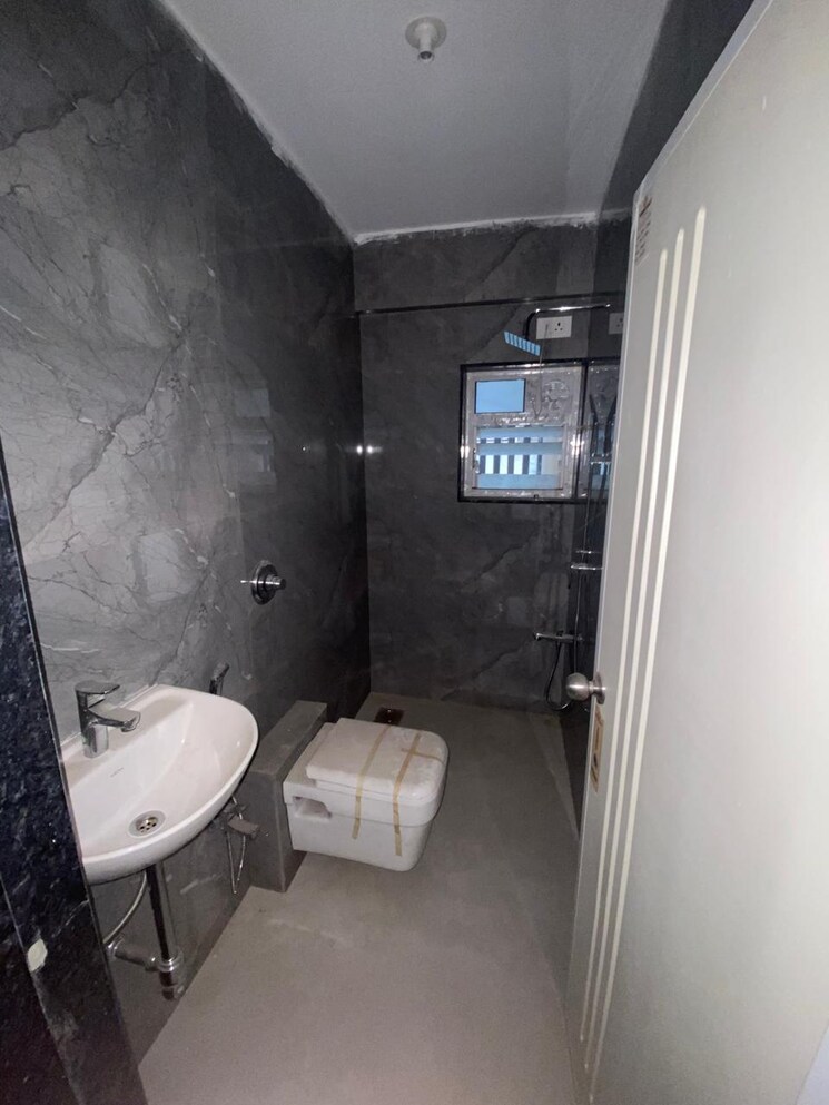 Bathroom, mayur-chsl Commercial Office Space 300 Sq.Ft. In Naupada Thane 8984824