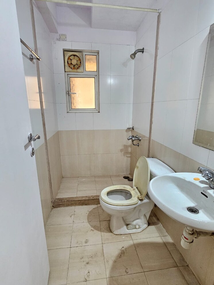 Bathroom, spenta-outsmart 3 Bedroom 1050 Sq.Ft. Apartment In Vishnu Nagar Thane 8984893