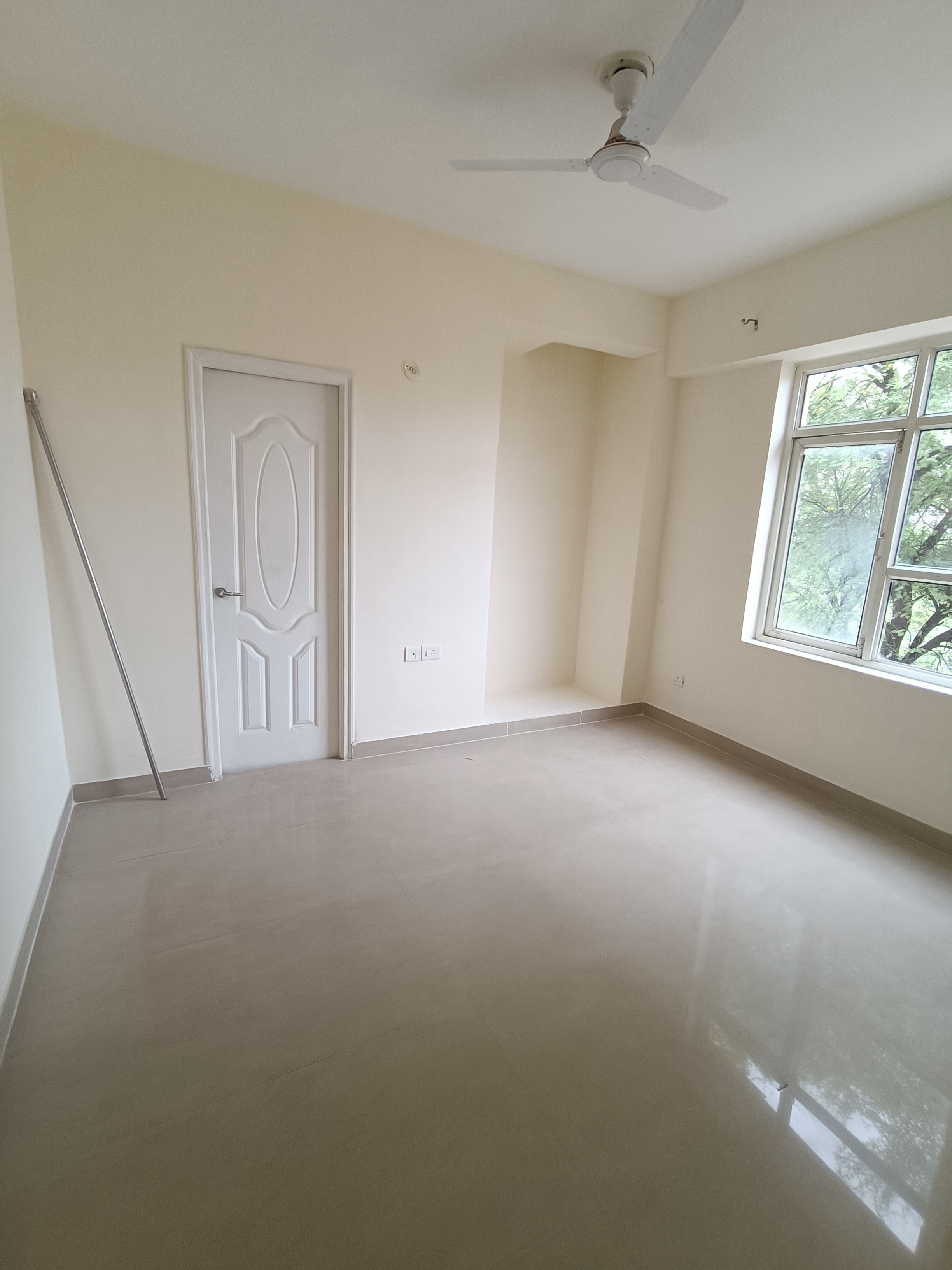 2 BHK Apartment For Rent in Shree Vardhman Mantra