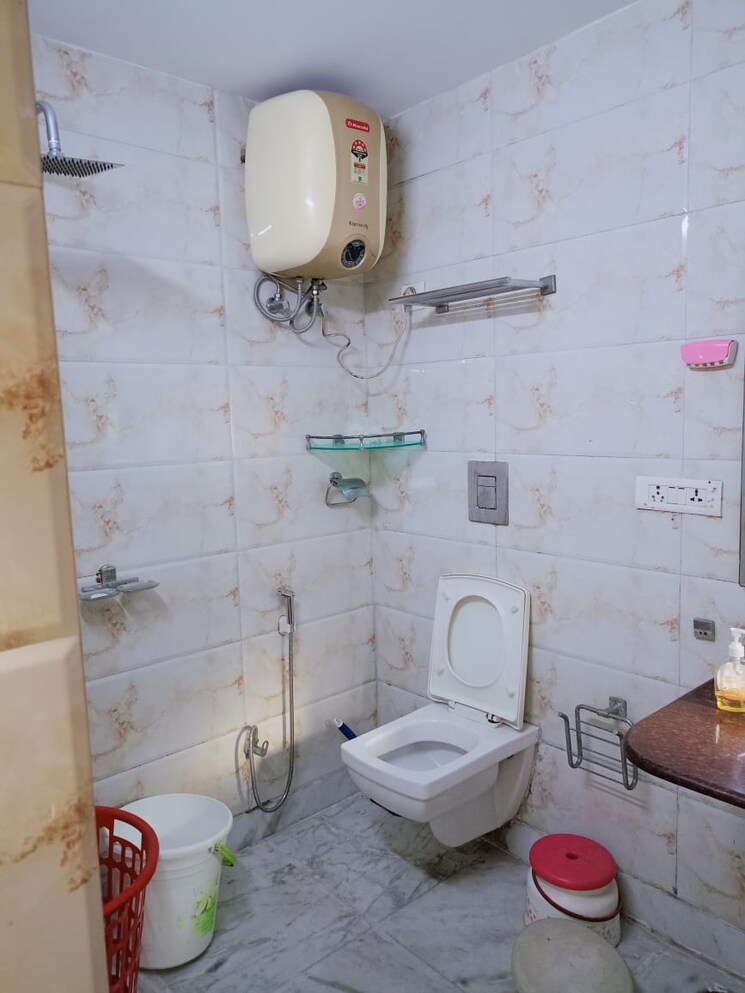 Bathroom, vasant kunj 3 Bedroom 2200 Sq.Ft. Apartment In Vasant Kunj Delhi 8985093