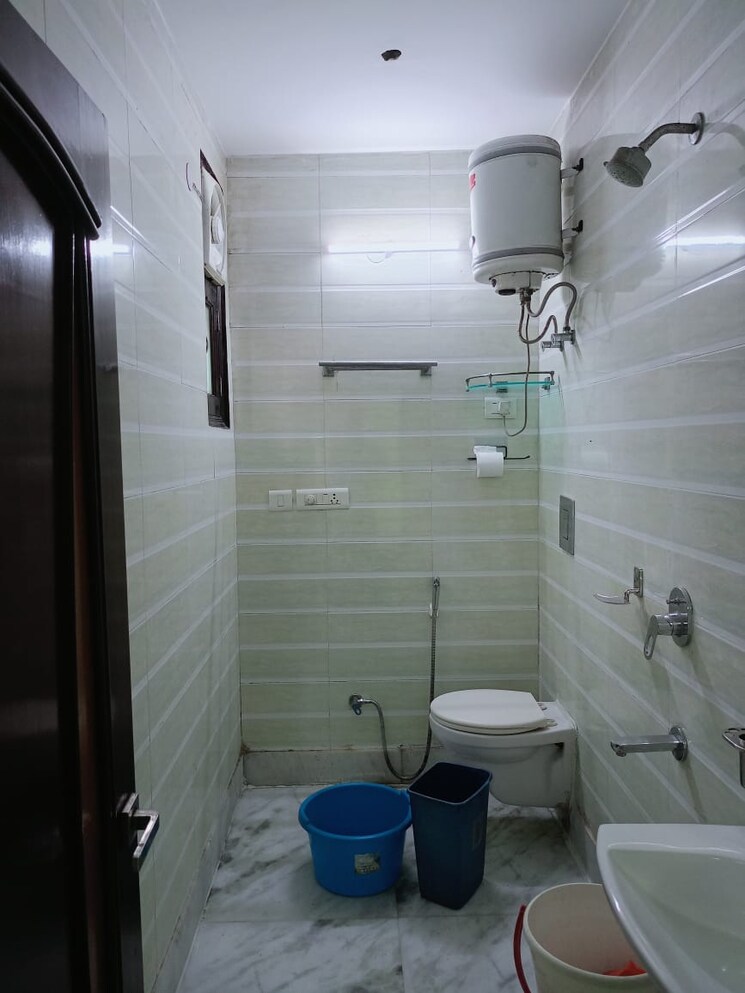 Bathroom, vasant kunj 3 Bedroom 2200 Sq.Ft. Apartment In Vasant Kunj Delhi 8985093