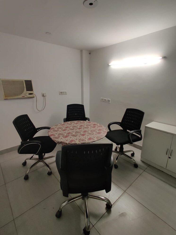 Team Area, wave-silver-tower Commercial Office Space 700 Sq.Ft. In Sector 18 Noida 8985120