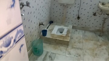 Bathroom in 1 BHK Builder Floor at Vaishali Sector 5 – for Rent