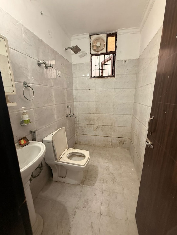 Bathroom, neb sarai 1 Bedroom 450 Sq.Ft. Builder Floor In Neb Sarai Delhi 8985213