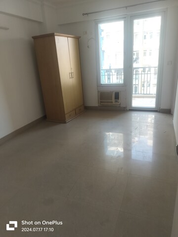 Room in 3 BHK Apartment at DLF The Ultima, Sector 81 – for Rent