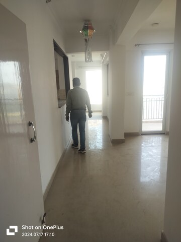 Room in 3 BHK Apartment at DLF The Ultima, Sector 81 – for Rent