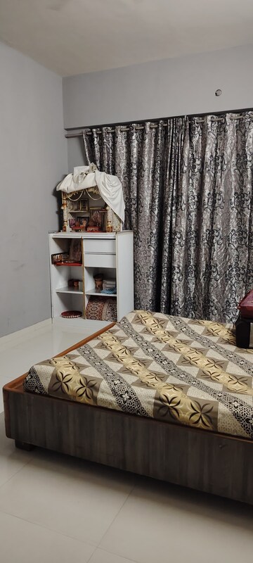 Bedroom in 2 BHK Apartment at Vardhman Estate, Lalbaug – for Rent