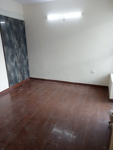 Room in 3 BHK Apartment at Microtek Greenburg, Sector 86 – for Rent