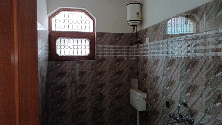 Bathroom, vaishali sector 5 3 Bedroom 2160 Sq.Ft. Builder Floor In Vaishali Sector 5 Ghaziabad 8985512