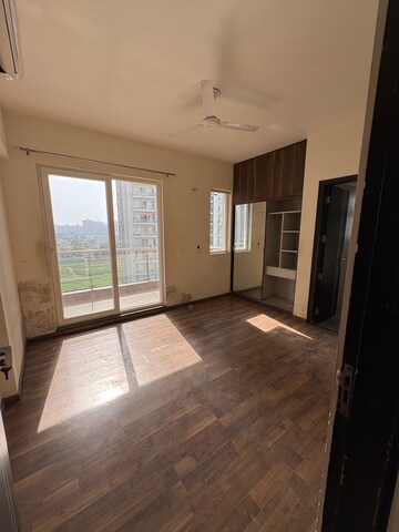 Room in 3 BHK Apartment at Mapsko Paradise, Sector 83 – for Rent